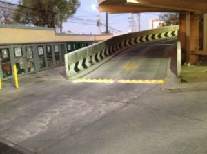 Tope en salida de estacionamientos